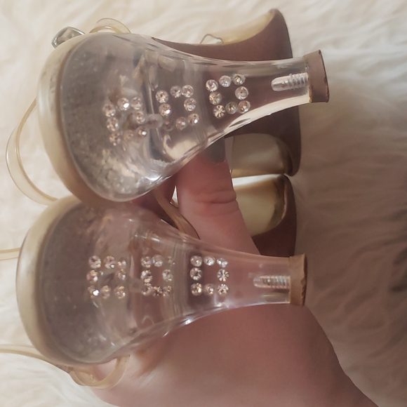 True vintage lucite Cinderella heels - Picture 3 of 8
